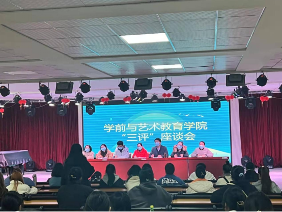 活动现场,学生代表勇跃发言,就学院的课堂教学,学生管理,生活服务