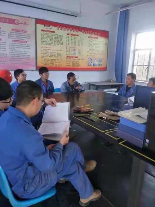西北铅锌冶炼厂维修车间各班组开展周四安全活动,重点学习责任制评价